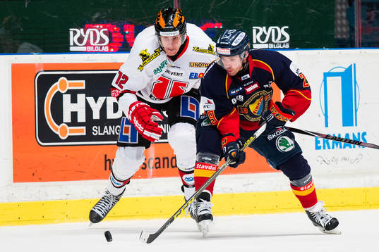 Örebros Marko Anttila i kamp om pucken med Djurgårdens