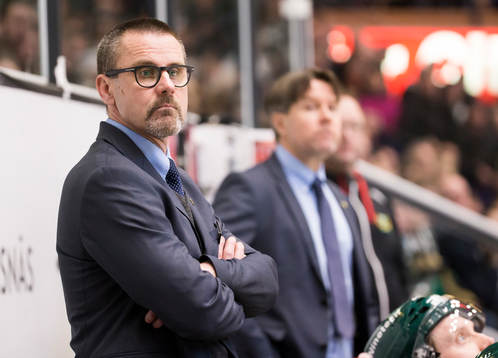 Färjestads tränare Tommy Samuelsson deppar i båset