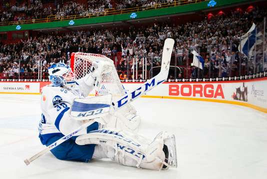 Leksands målvakt Henrik Haukeland gör en kullerbytta