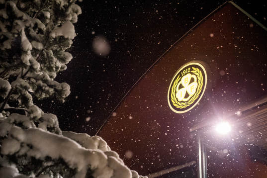 Snö på träden vid entrén till Gavlerinken Arena före