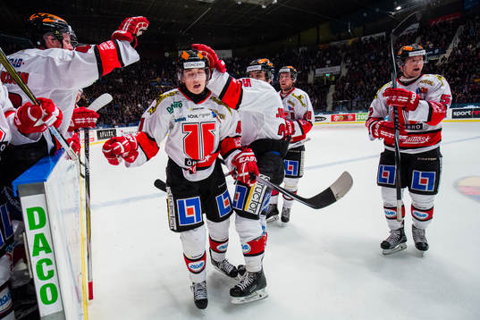 Örebros Joel Mustonen jublar tillsamans med Petr Zamorsky