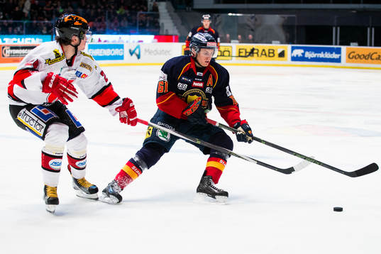 Örebros Petr Zamorsky  och Djurgårdens Markus Ljungh i