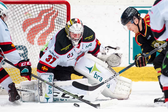 Brynäs Nick Johnson framför Malmö Redhawks målvakt