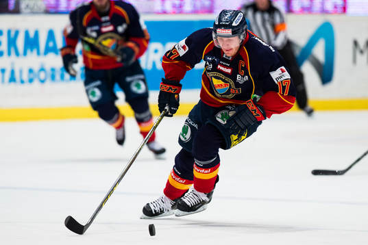 Djurgårdens Henrik Eriksson med pucken