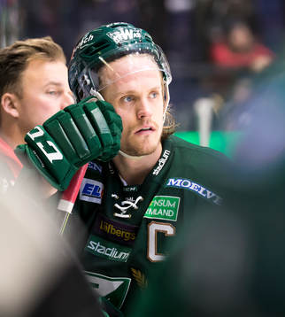 Färjestads Magnus Nygren  deppar i båset