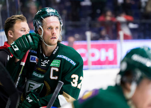 Färjestads Magnus Nygren  deppar i båset