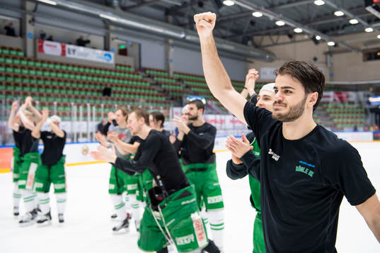 Rögles Almen Bibic och rögles lag jublar