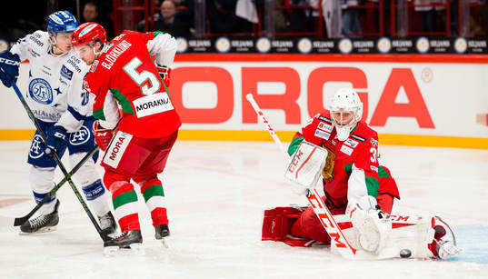 Moras målvakt Jacob Johansson med en räddning