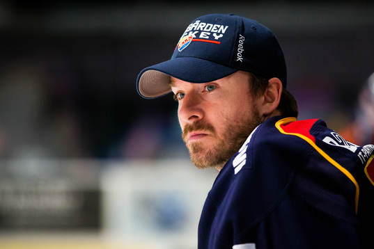 Djurgårdens målvakt Mikael Tellqvist i båset