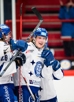 Leksands William Wikman firar 0-2 målet med Tom Hedberg (v)