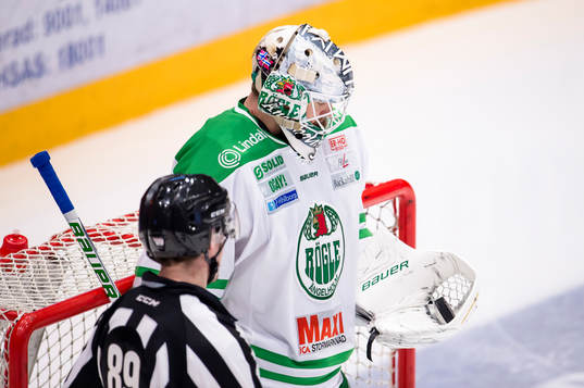 Rögles målvakt Lars Volden med en puck i