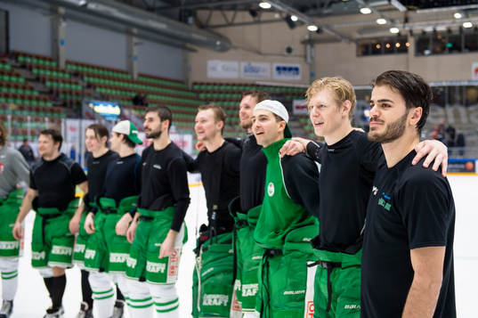 Rögles Almen Bibic och rögles lag jublar