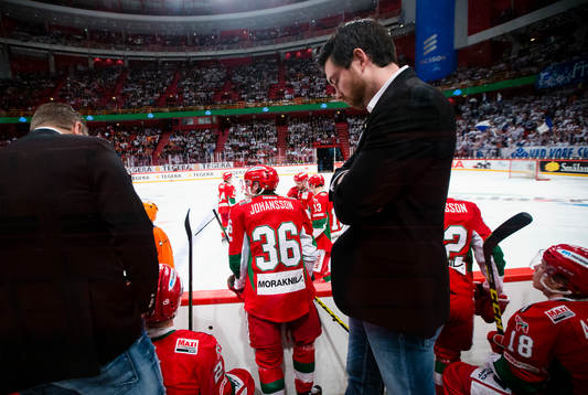 Moras tränare Jeremy Colliton i en timeout