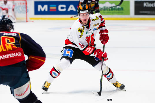 Örebros Petr Zamorsky  med pucken