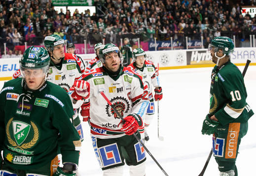 Färjestads Mikael Johansson deppar medan Frölundas Joel