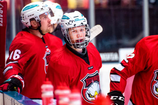 Malmö Redhawks Filip Lennström före ishockeymatchen i