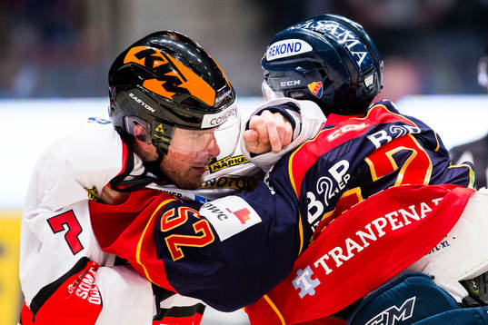 Örebros Alexander Hellström i slagsmål med Djurgårdens