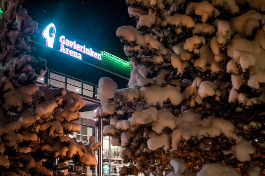 Snö på träden vid entrén till Gavlerinken Arena före