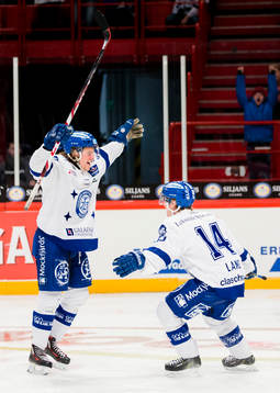 Leksands William Wikman firar 0-2 målet med Oskar Lang (h)