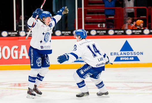 Leksands Brock Montpetit firar 0-3 målet med Oskar Lang (h)