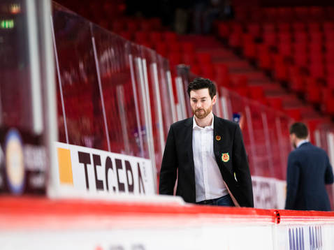 Moras tränare Jeremy Colliton lämnar avbytarbåset