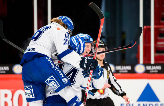 Leksands William Wikman (h) firar 0-2 målet med Tom