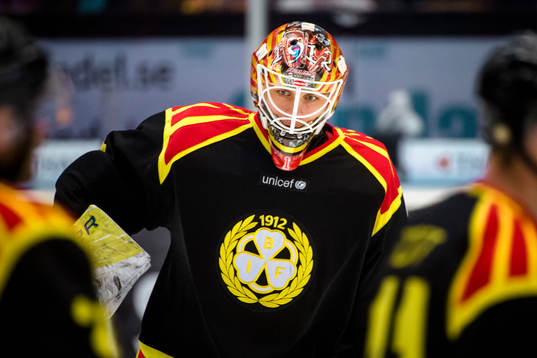 Brynäs målvakt Felix Sandström före ishockeymatchen i