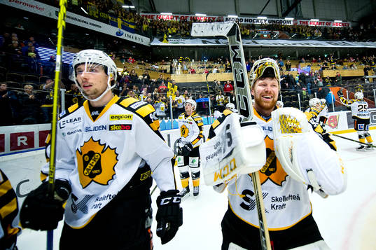 Skellefteås målvakt Erik Hanses jublar