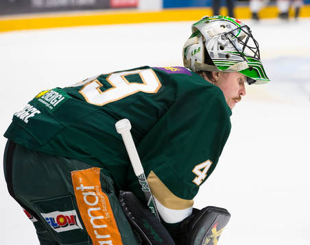 Färjestads målvakt Justin Pogge deppar med mask i pannan
