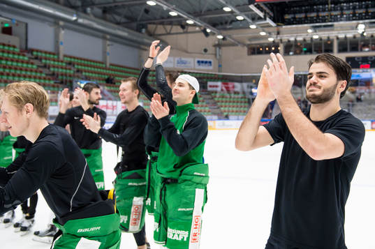 Rögles Almen Bibic och rögles lag jublar