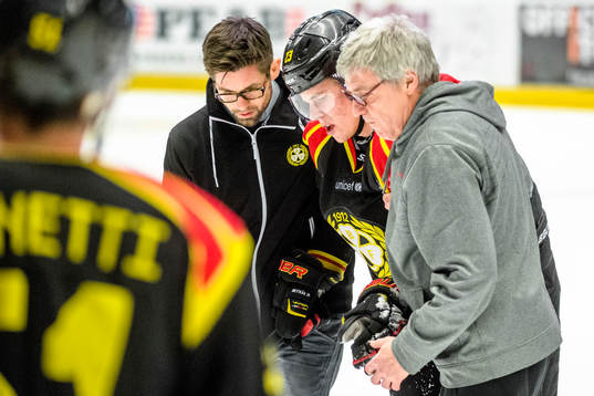 Brynäs Lucas Carlsson får hjälp av isen