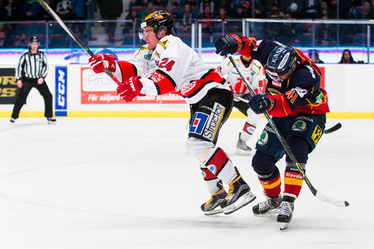 Örebros Petr Zamorsky får en tackling av Djurgårdens