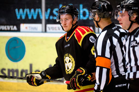Brynäs Jonathan Pudas i samtal med domarna