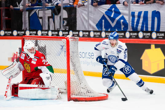 Leksands János Hári rundar kassen bakom Moras målvakt