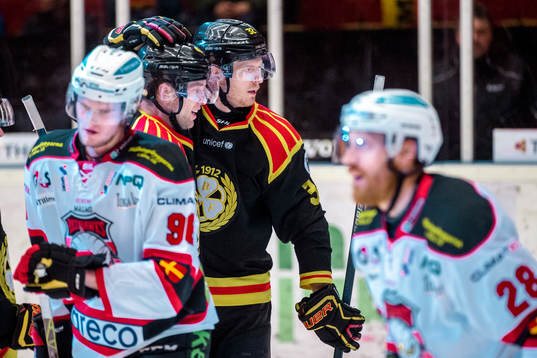 Brynäs Greg Scott och Nick Johnson jublar