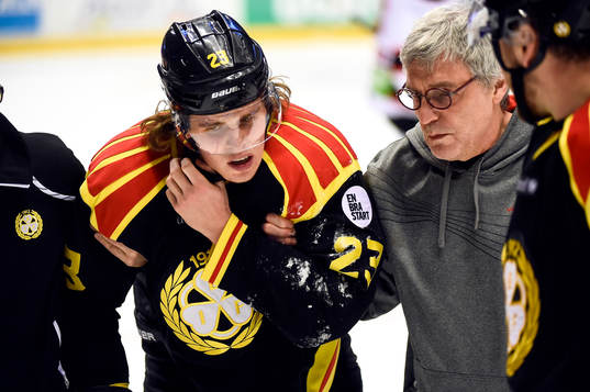 Brynäs Lucas Carlsson får hjälp av isen