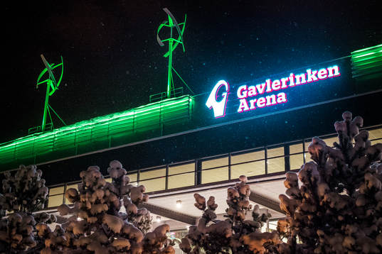 Snö på träden vid entrén till Gavlerinken Arena före