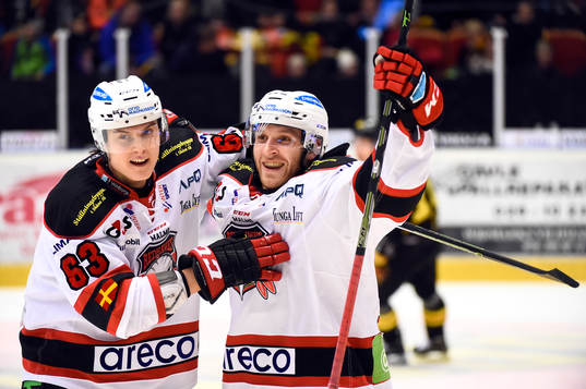 Malmö Redhawks Fredrik Händemark och Frederik Storm jublar