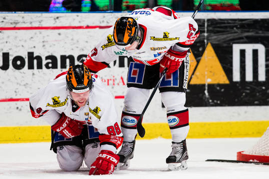 Örebros Viktor Ekbom grinar illa och får hjälp av Johan