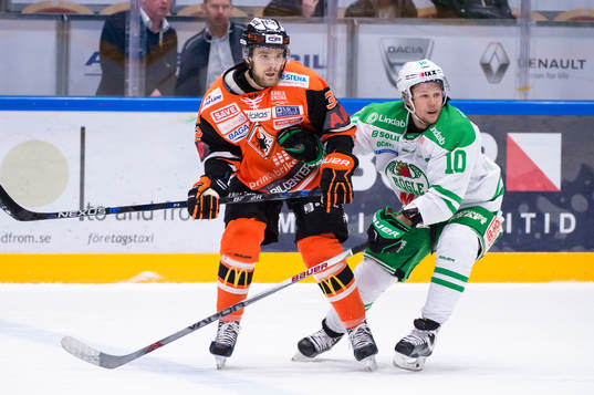 Karlskronas Anton Grundel med Rögles Viktor Lindgren