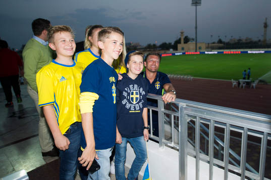 Några svenska supportrar blir fotograferade med player