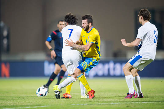 Sveriges Mikael Ishak i en duell med Finlands Mehmet Hetemaj