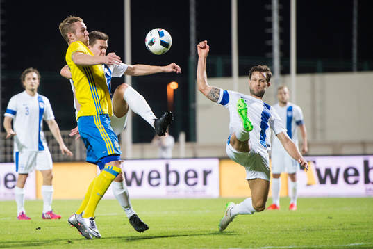 Sveriges Gustav Engvall i en duell med Finlands Jukka