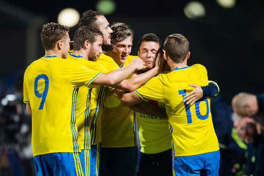 Sveriges Emir Kujovic gör 3-0 och jublar med Kerim Mrabti,