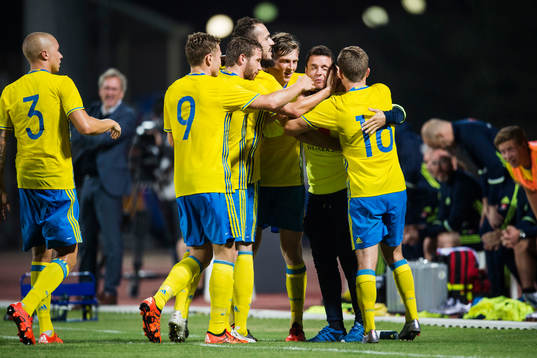 Sveriges Emir Kujovic gör 3-0 och jublar med Kerim Mrabti,