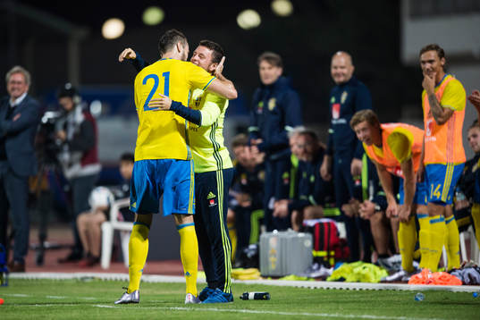 Sveriges Emir Kujovic gör 3-0 och jublar med Kerim Mrabti