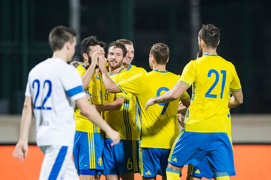 Sveriges Melker Hallberg gör 2-0 och jublar med Mikael