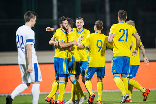 Sveriges Melker Hallberg gör 2-0 och jublar med Mikael