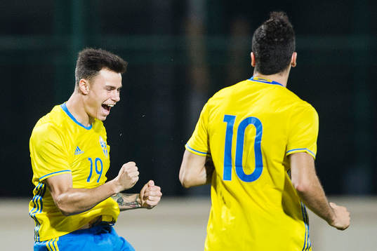 Sveriges Melker Hallberg gör 2-0 och jublar