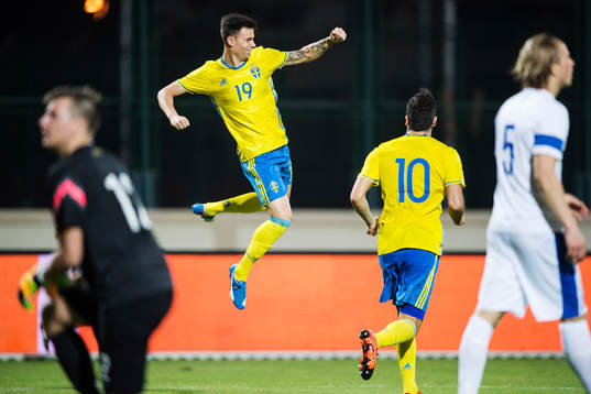 Sveriges Melker Hallberg gör 2-0 och jublar